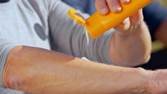 Zamanla cilt hcrelerine zarar vererek cilt kanseri riskine neden olabilen bu sorundan kurtulmak iin gne kremi kullanmalsnz. Olas problemlerden koruyacak ve gnein faydal taraflarnn tadn karabilirsiniz.