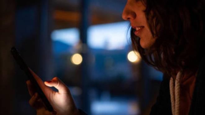  mekanlarda gne kremi kullanmann bir dier nedeni ise ekranlardan yaylan ktr. Gzle grdmz kadaryla bir sorun tekil etmedii dnlse de cep telefonlar, bilgisayarlar ve televizyonlardan yaylan mavi k zararldr.