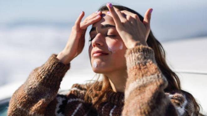 Cam nesneler UVB nlarn yok ederken, UVA nlar nfuz etmeye devam edebilir. Bu durumda pencereden gelen gne nn cildinize zarar verme olasl hl ok yksek oluyor. Bu nlar elastin ve kolajeni parampara ederek yalanmay hzlandrabiliyor.