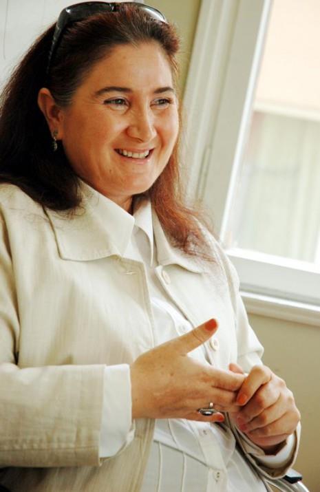 <p><b>Sabahat Akkiraz</b></p>  Birlikte yol yrdm, gurbet ellerde trk sylediim Tuncel Kurtiz hakka yrd. ok zgnm. Allah rahmet eylesin usta.