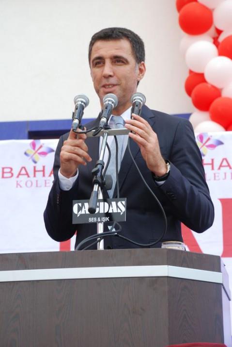 <p><b>HAKAN KR</b></p>  Tuncel Kurtiz vefat etti Rabbim rahmet eylesin. Gle Gle Ramiz Day. 'Tut yreimden ustam'  ne gzel okumutu.