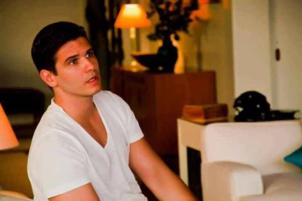 <p><b>Tolgahan Sayman</b></p>  Bamz sa olsun .. ok deerli bir oyuncu, gzel yrekli bir insand ...