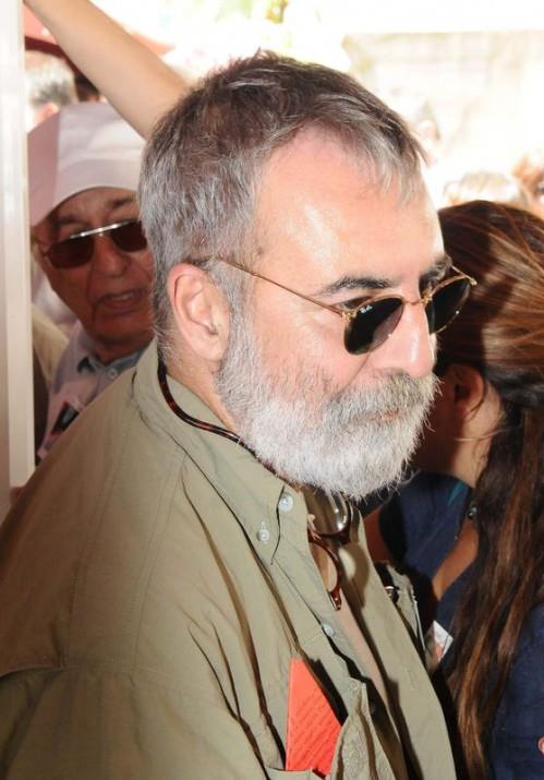 <p><b>ORHAN ALKAYA</b></p>  nanlr gibi deil. imdi rendim. Tuncel hi lmeyecekmi gibi gelirdi hepimize. lmn en yakmayaca insanlardan biriydi. Bir salk sorunu yoktu. 1 hafta 10 gn kadar nce yryteydi Adatepede... Gremedim. Hayata zen gsteren, spor yapan, saln dzgn tutan bir insand. Benim bildiim hibir eyi yoktu. Ben ok iindeyim. Bana imkansz gelen bir eyi renmi olmann oku iindeyim. Tucel tr oyunculara iyi oyuncu, byk oyuncu denmez.. Onlar esizdir.. Benzersizdir. Pek ok ynetmenle alt. Sahnede ne yapacan kestiremeyeceiniz bir dehaya sahip oyuncuydu. Dolu bir duygu bellei vard. Hayranlk verici etkiler yaratrd. Tuncel Ezel dizisinde markasn ortaya koydu. Hem de son derece esiz bir ekilde. Benzeri olmayan oyuncuyu kaybetmek ok kt bir eydir. Sema ile Bedrettin yapmlard. Onlarn dnda kimsenin yapamayaca bir performanst. Ben Tuncelin hayalleri altst edecek bir oyunla karmza kacandan ok emindim. Ama byle oldu.