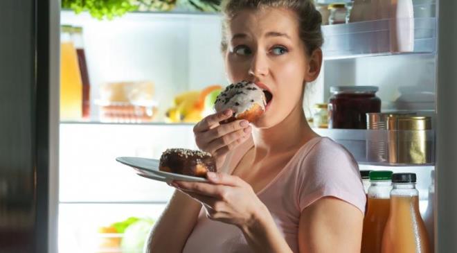 Uzun gecelerin yaand yaz mevsiminde gece ge saatlere kadar yemek yemek daha ok kilo almna sebep olduu iin uzmanlardan pe pee uyarlar gelmeye devam ediyor. Beslenme ve Diyet Uzman Saadet Tayi, vcudu yaza hazrlamann nemini ve gece ge saatle yenilen yemeklerle dikkat eken uyarda bulundu. te o aklamalar....