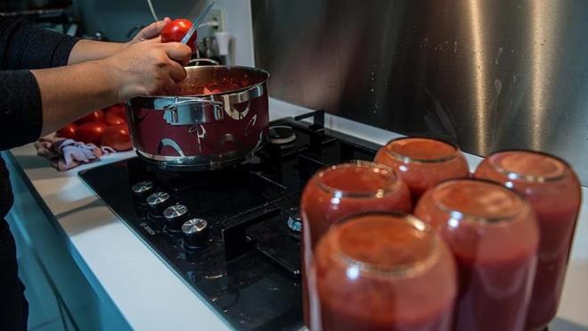 Konserve yaparken cam kavanoz kullanm, ekipmanlarn kaynar suyla steril edilmesi ve rnlerin 120 derece stnde kaynatlmas gibi nemli noktalar var.