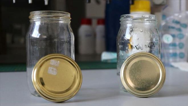 Uzmanlar evde yaplan konservenin zerine tarih yazlmasn da neriyor.  Dardan alnan konserve rnlerinde dikkat edilmesi gerekenleri aklayan Srma, "Konservenin d ksmnn bombe yaptn grebilirsiniz. Veya dary bas yapan ikin bir gvde burada da dikkatli olun aar amaz kontrol edin hatta ikin olan konserveleri hi tketmeyin. ALO 147 gda hattna ihbar edin." dedi.