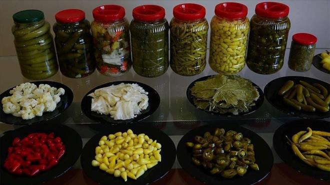 Uygun koullarda hazrlanmayan konserve tehlikesine dikkat eken TKONFED Gda Denetim Uzman Nurten Srma, "Konserveye zellikle yaral bereli olmayan kesik yark olmayan sebzelerin konulmas lazm. nk botenilyum bakterisi toprak ve su kaynakl bulaabilir. Yark kesik atlak rnn arasna girebilir ve iine girebilir. Bu sylediimiz bakteri 121 derece ve zerinde lr ve 20 dakikadan fazla kaynatmak gerekir. Bunu ev koullarda yapmak mmkn deil. zel otoklav zelliinde nitelikli bi ddkl tencereniz basnl ayarlanr tencereniz varsa tamam" deerlendirmesinde bulundu.