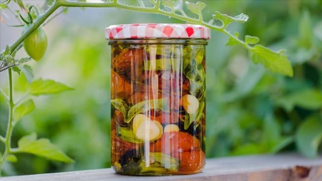 Srma, "Bunu tketmeden nce mutlaka kapan st ksmna bakn boluk ksmnda renk deiiklii gaz oluumu kprme bir tuhaflk var m basn eklinde bir ey var m. Kapak ksmnn pasl olmamas tek kullanmlk olmas konserve yaplmasna zen gsterilim. Bir kere kapan aar amaz tketmeye ynelmeyin bir bakn kokusu nasl eki normal d koku var m? Mutlaka tketmeden nce tencereye koyup piirin ve kaynatn." uyarsnda bulundu.