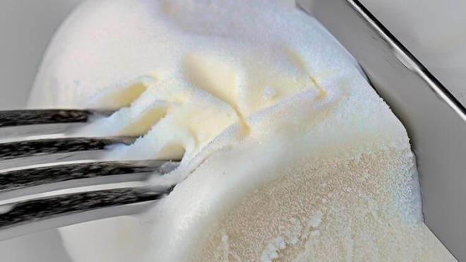 TMMOB Gda Mhendisleri Odas stanbul ube 2. Bakan Gda Mhendisi Aydan Dalbast ise her rnde olduu gibi dondurmada da fiyatn belirleyici bir kriter olduuna dikkat ekiyor "Dondurma ierisinde veya yzeyinde buz kristalleri grrseniz sakn almayn" diye tketicileri uyaryor