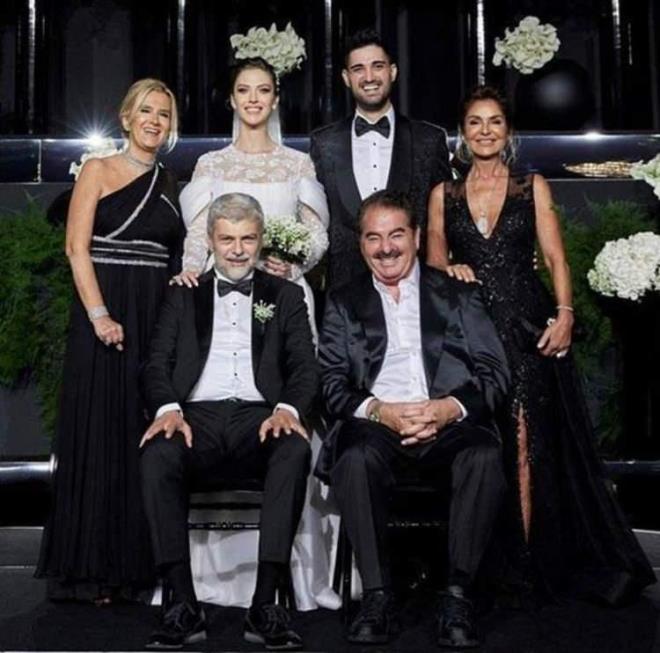 brahim Tatlses ile birlikteliinden dnyaya gelen olu do Tatlses'in ikiz bebeklerinin domasyla babaanne olmann sevincini yaayan Derya Tuna, son olarak deiimiyle gndeme geldi.