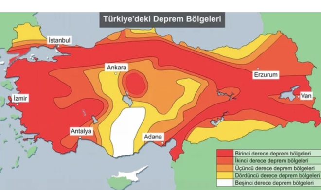 STANBUL'UN DEPREM HARTASI GNCELLEND!   Trkiye'nin en byk ehri olan stanbul'da hemen hemen her arsa alanna konut yapld. Uzmanlar, nfusun yaam alann geniletmek iin yaplan binalarda ncelikli olarak deprem riskine kar fay hatlarnn geileri, zeminin gc ve binann temeli ele alnmas gerektiini vurgulad.
