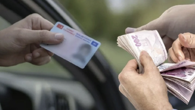 Son 2 y�l i�inde ehliyete dair tespitlerin yer oldu�u sa�l�k raporunuz varsa bunu yeni alaca��n�z ehliyet i�in de kullanabilirsiniz. Sa�l�k raporuna e-Devlet �zerinden e-Nab�z uygulamas�ndan eri�ebiliyorsunuz. Sa�l�k raporu daha �nce almad�ysan�z zamandan tasarruf etmek i�in e-Devlet'ten "Ki�isel Sa�l�k Bilgi Formu"nu doldurabilirsiniz.