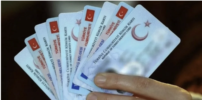 Al�nan yeni karara g�re milyonlarca s�r�c� eskiyen ehliyetini y�lba��na kadar yenilemesi gerekiyor. Kimlik ve ehliyet yenilemek i�in randevu olarak n�fus m�d�rl�kleri vas�tas�yla �ok k�sa s�rede ��kart�labilir. Kimlikler i�in herhangi bir de�i�tirme tarihi bulunmazken ehliyetler i�in son de�i�tirme tarihi 31 Aral�k 2024 olacak.
