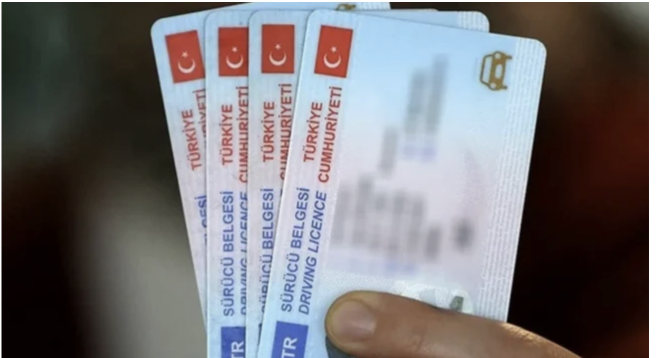 Yenilenmi� ehliyetlerin s�resi 10 y�l olarak belirleniyor. Ancak baz� ehliyet s�n�flar� i�in 5 y�l olarak belirlendi. C1 s�n�f� 7500 Kg'a kadar kamyon ve �ekici, C1E s�n�f� 12000 Kg' kadar kamyon ve �ekici, C s�n�f� Kamyon ve �ekici, CE s�n�f� R�morklu Kamyon ve �ekici, D1 s�n�f� Minib�s, D1E s�n�f� R�morklu Minib�s, D s�n�f� Min�b�s ve Otob�s, DE s�n�f� R�morklu Minib�s ve Otob�s 5 y�l s�reyle, M s�n�f� Motorlu Bisiklet, A1 s�n�f� 11 KW'y� ge�meyen motosiklet, A2 s�n�f� 35 KW'y� ge�meyen motosiklet, A s�n�f� 35 KW'y� ge�en motosiklet, B1 s�n�f� 4 tekerlekli motosiklet, B s�n�f� Otomobil - Kamyonet, BE s�n�f� R�morklu Otomobil - Kamyonet, F s�n�f� Trakt�r, G s�n�f� �� Makinas� 10 y�l s�reyle yeni ehliyetle kullan�l�yor.