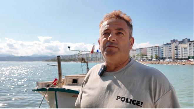 Bir de g�c� �ok az oldu�undan dolay� �ok b�y�k bir hortum olmad���ndan dolay� biraz yakla�t�m ve i�inden ge�meyi istedim, ge�tim sonu�ta �ok k���k de olsa m�thi� bir kuvvet suyu vakumlayarak 4-5 ton tekneyi b�yle kald�r�r gibi yapt�. Teknenin �zerindeki �amand�ralar falan vard�, onlar� baya�� bir savurdu. Sa�a sola bizi de an�nda �slatt�, bizi devirece�ini zannetmiyorum yani k���kt�, fazla bir kuvveti olmad���n� tahmin ettim. Onun i�in i�ine girdim. Hi� �mr�m boyunca o �ekilde o yak�nl�kta hortum g�rme �ans�m yok, en az�ndan de�erlendirmek istedim? diye konu�tu.