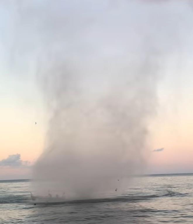 Ordu?da 26 Haziran tarihi ak�am saatlerinde denizde hortum etkili oldu. Fatsa il�esinde hortum k�y�ya yakla��rken, bir bal�k�� adeta hortuma kafa tutarak, kay���yla i�erisinden ge�ti.