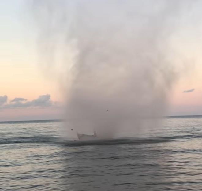 ?5 TONLUK TEKNEY� KALDIRIR G�B� YAPTI?    Yakla��k 50 y�ld�r bal�k��l�k yapan Mahmut Oktay, adrenalin ya�amak i�in hortumun i�erisinden ge�ti�ini s�yledi. Oktay, ?Daha �nce b�yle bir hortum Fatsa�da g�r�lmedi, b�yle a��ktan ge�erdi. O esnada 2 tane a��kta vard�, bir tane burada vard� ona da ben yak�nd�m, ?nas�l bir �ey? ��yle birka� metre yakla�ay�m? Dedim. Nas�l bir duygu, nas�l bir d�nme �ekli o suyun b�yle vakumlay�p da yukar� do�ru �ekmesi merak ettim.