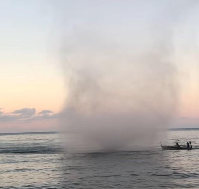 Hortumun oldu�u esnada bal�k�� teknesini cep telefonu kameras� ile kaydeden �brahim Karac�, ?Bal�k tutuyorduk. O ara adalar�n oradan bir ara hortum ��kt�, baya�� bir b�y�k hortum y�kseldi. O daha kaybolmadan burada Yal�k�y taraf�nda ikincisi g�z�kt�. Bu esnada bir tane kay�k hortumun �evresinde iki �� tur att�, sonunda o girdab�n i�ine dald�. Kay���n �zerindeki mantarlar, a�lar denize d��t�. Polisler burada sahili bo�alt�yordu, ba��rd�lar ve kay��� oradan g�nderdiler? ifadelerine yer verdi.