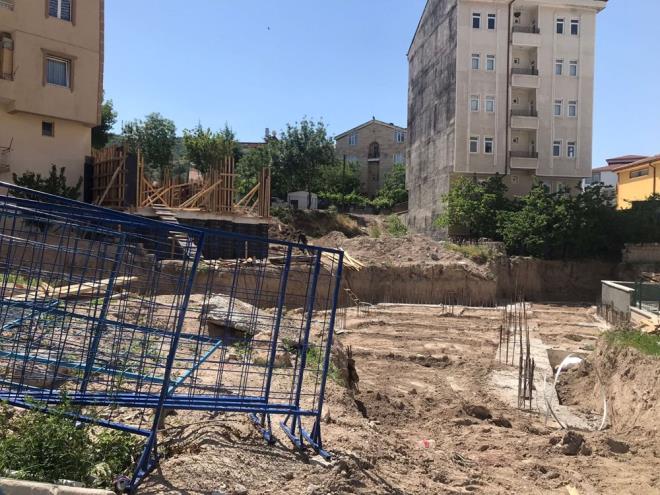 Dairelerin teslim edilmemesi zerine hak sahipleri polis merkezine ikayette bulundu.  Bunun zerine alma balatan Asayi ube Mdrl ekipleri, pheli anne ile olunun 57 kiiyi toplam 90 milyon TL dolandrdn belirledi.