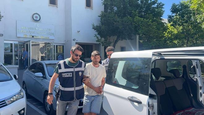 Nevehir?de emlak oul ile annesi, 90 milyon liralk vurgun sulamasyla gzaltna alnd.  Kentte, emlaklk yapan A.K.. ve annesi Y., topraktan ev sat vaadiyle ok sayda kiiye sat gerekletirdi.