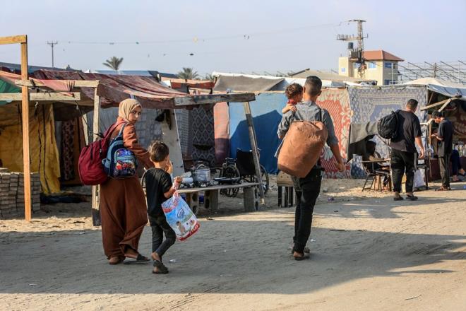 Altyap, kanalizasyon alar, elektrik hatlar, iletiim alar ve internetten de yoksun olan blgede, yerinden edilmi Filistinliler, olduka zor artlar altnda yaamaya alyor.