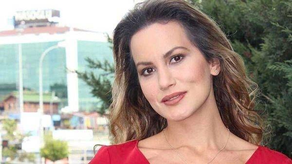 kariyeri boyunca birok baarl yapmda rol alm ve asl kn Hayat Bilgisi diziyle yaayan Asyal uzun sredir ekranlardan uzak bir yaam tercih ediyordu.