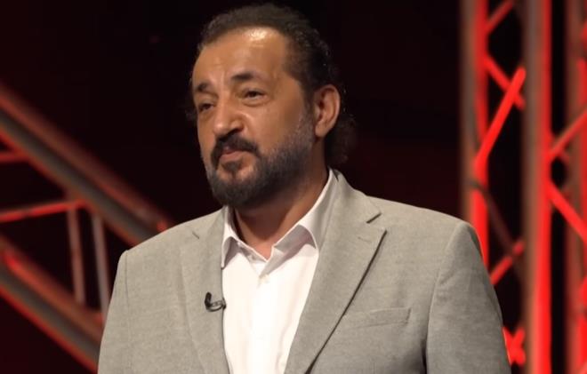 MasterChef Trkiye'de yeni sezonunda birok yarmac ana kadrodaki yerini alabilmek iin mcadele ediyor.  ef Mehmet Yalnkaya yarmann son blmnde elinin hikayesini ilk kez anlatt.