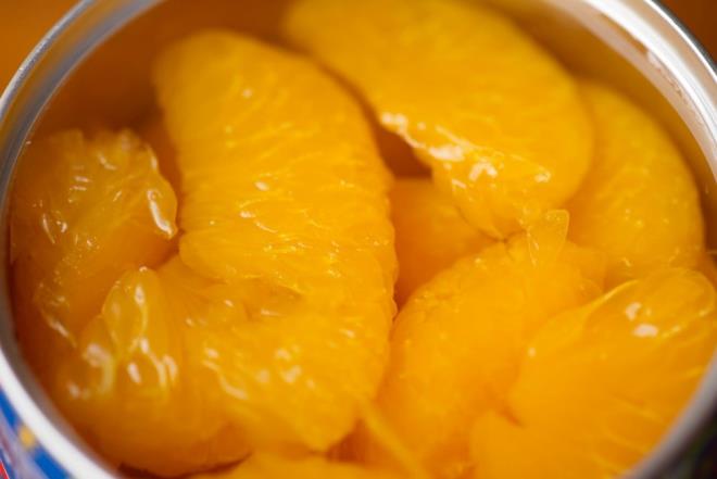 EKER LAVEL MEYVELER    Meyveler doal olarak tatl olsa da baz ilenmi meyve rnleri, salkl bir attrmal eker tehlikesine dntrebilecek ilave ekerler ierir. uruplu konserve meyveler, meyve sular ve eker ilaveli kurutulmu meyveler gibi rnler eker almnz nemli lde artrabilir.