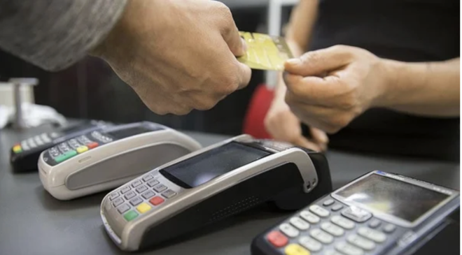 Trkiye Cumhuriyet Merkez Bankas (TCMB), PPK karar ile faizleri deitirmezken, kredi kart faizlerinin sabitlenmesi nedeniyle kart faiz oranlarnda da herhangi bir deiiklik yaanmad.