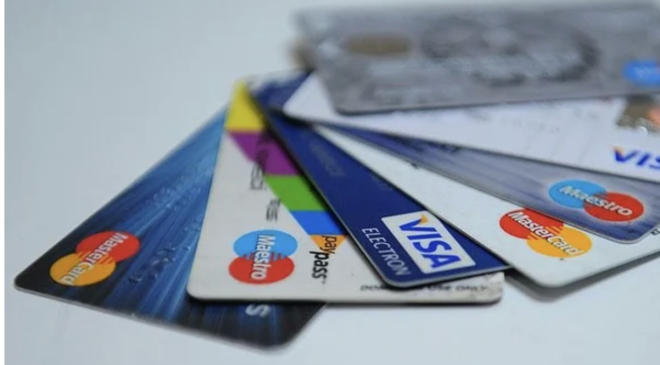 GazeteDuvar'da yer alan habere gre Trkiye'de alanlarn aylk geliri ve kredi kart limitleri arasndaki uyumsuzluk bulunmas nedeniyle getiimiz haftalarda bankalara uyarlarda bulunan BDDK, bu konu iin de somut giriimlerde bulunmaya hazrlanyor.