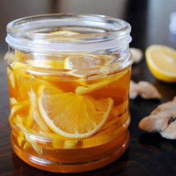 Pratik tarif: Zencefilin kabuklarn soyun ve incecik (jlyen dorama) dilimleyin. Kavanoza yerletirin ve limonlar da ilave edin. zerine bal ekleyin. Kapan skca kapatn ve buzdolabna kaldrn. Kullanrken; bir ay bardana 1 dilim limon, zencefil urubundan bir ya da iki yemek ka koyun ve zerine scak su ekleyerek kartrp iin.