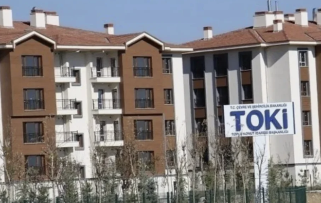 HAZNE VE TOK?DEN ORTAK HAREKET  Raporun ardndan Hazine ve Maliye Bakanl ile Toplu Konut daresi'nin (TOK) konuyla ilgili formller gelitirmesi karar alnd. Bakanlk ve TOK dar ve orta gelirli vatandalar iin uzun vadeli srdrlebilir ve maliyet olarak da kabul edilebilir zmler retilecek.