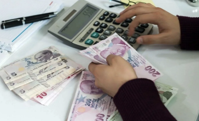 BANKA KREDLERNDE FAZLER YKSEK  Dar ve orta gelir seviyesindeki vatandalar iin konut kredisi kullanarak ev sahibi olmak iyice zorlat. Bankalarda konut kredilerinde faiz oranlar yzde 3 ile 6 arasnda deiiyor. En dk faizle kredi veren bankadan 1 milyon TL'lik konut kredisi alan bir vatandan aylk taksit demesi 32 bin TL'ye geliyor. Bu durum, kredi ile ev alma olanan dar ve orta gelirli vatandalar iin olduka zorlatryor.