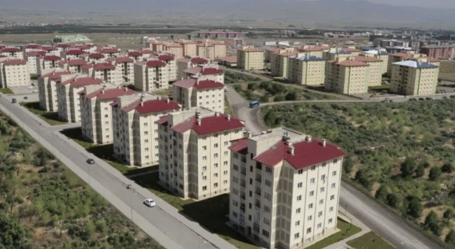 KONUT SORUNUNA KAPSAMLI RAPOR    AK Parti Merkez Yrtme Kurulu (MYK) toplantsnda Ekonomiden Sorumlu Genel Bakan Yardmcs Nihat Zeybekci halkn acil ihtiyalarn ieren kapsaml bir rapor sundu. Zeybekci, raporu hazrlamadan nce Trkiye'nin 7 blgesinden milletvekilleri ile grt.