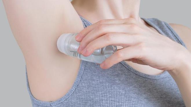 ALMNYUM KANSERE NEDEN OLUYOR<p>    Alminyum, terlemeyi engeller. Ancak, bunu yaparken gzenekleri tkamaya, ciltte tahrie ve baz aratrmalara gre kansere neden olabiliyor. Alminyum, solunum, deri ve sindirim sistemi yolu ile vcuda alnyor.