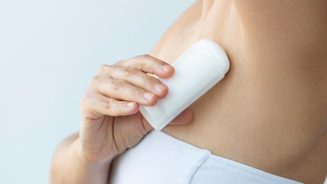 YANMA, KAINTI VE YARA OLUABLR  <p>  Doal olmayan deodorant ve antiperspirant rnler, dorudan deri ile temas ettiinden cilt kanseri riskini arttrabiliyor. erisindeki kimyasallar nedeniyle vcut zerinde yanma, kant, tahri, kabarma ve yara oluumu gibi sonular dourabilir. Bu gibi durumlarda vakit kaybedilmeden bir uzmana danlmal.