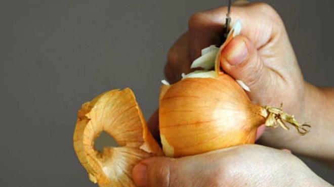 Kesilmise doru saklayn<p>    Eer doradnz soanlarn bir ksm arta kaldysa bu ksm dikkatli bir ekilde saklamak gerekir. Kesilmi soanlar hava almayacak ekilde stre filme sararak saklayabilirsiniz. Bu yntem, soann kurumasn ve kokusunun dier yiyeceklere yaylmasn engeller.