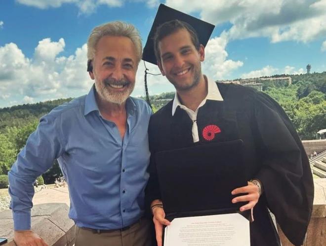 Bir sredir ekranlardan uzak olan Mehmet Aslantu da olunun mezuniyet trenine katld.