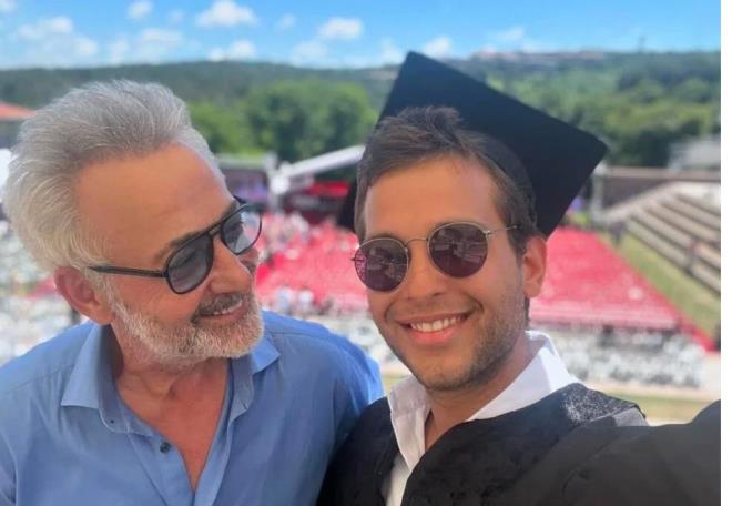 nl oyuncu, olunun mezuniyet treninden karelere "kr. Sevgi, emek veren herkese? Biricik annelie, tm retmenlerine, gzel akna, kadim arkadalklarna bin teekkr? Bahtn ak olsun yiidim. Bu yetimi ok mutlu ettin" notunu dt.