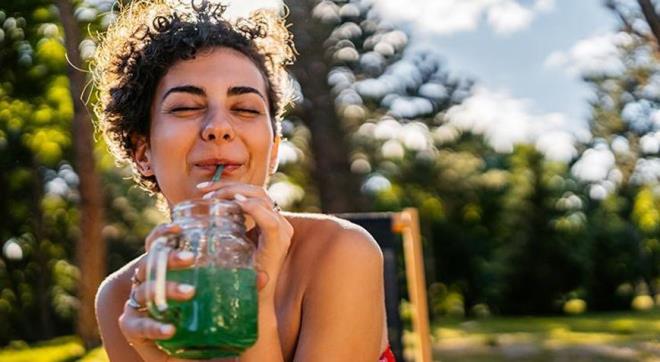 Scak havalarda bol sv tketmek hepimiz iin hem kanlmaz hem de olduka keyifli bir ihtiya. Peki bu yaz sizi ve sevdiklerinizi ilenmi rnlerden biraz daha uzak tutup, ayn zamanda doal tatlar ile buluturacak neriler almaya ne dersiniz? te evde kolayca hazrlayabileceiniz 5 souk iecek!