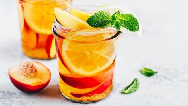 eftalili limonata<p>  Yazn en aromatik iki rn bir araya gelse ortaya nasl bir iecek kar? Bu sorunun cevab kolaylkla eftalili limonata olabilir. Bir limonun suyunu skn ve kabuklarn da paralayc robottan geirerek biraz su ve bir bardak ekerle kaynatn. Bir kilo eftaliyi ayklayp blender?dan geirdikten sonra bir miktar suyla birlikte kaynayan karma ekleyin. Altn kapattnz karma iki dal kekii de kartrdktan sonra buzdolabnda soutup hemen tadna bakn. Misafirleriniz bu tarife baylacak!