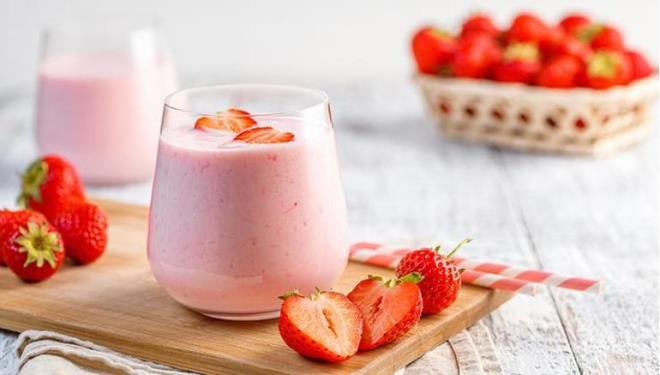 ilekli yourtlu milkshake<p>  inde ilek olan her ey benim favorim diyorsanz ite size pratik bir tarif! Yarm su barda ilei blender?dan geirin ve iyice paralandktan sonra zerine bir su barda st, iki yemek ka hazr i krema ve 3 yemek ka tatl yourt ekleyerek kartrmaya devam edin. Bardaa aldnz karma bol buz ekleyip, zerini de ilek dilimleri ile ssleyerek scak gnler iin bulduunuz harika zmn tadn karabilirsiniz!