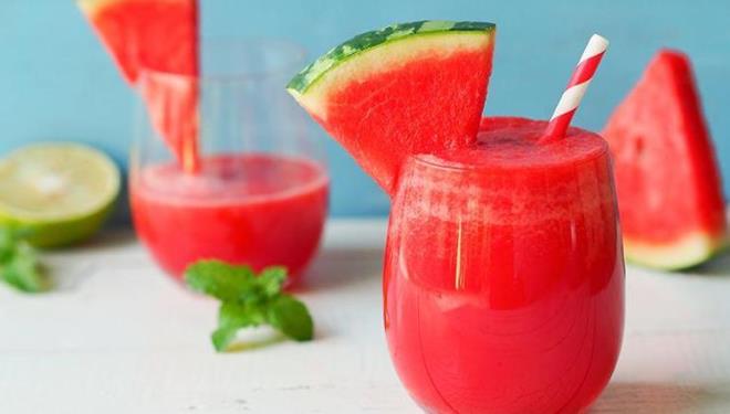 Karpuzlu smoothie<p>  Yaz denince ve scak gnler kapya dayannca karpuz kadar serinletici baka hangi meyve akla gelebilir ki? Peki bu lezzetli meyveyi bu defa bardakta grmeye ne dersiniz? ki dilim karpuzun ekirdeklerini ayklayn ve iri paralar halinde dorayarak blender?a atn. zerine 8-10 para buz eklediiniz karpuzun zerine 3 top da vanilyal dondurma koyun ve hepsini gzelce kartrn. Buz gibi karpuzlu smoothie?niz hazr! Unutmayn: Karmdaki karpuz ve dondurma miktarn tercihinize gre ayarlayarak farkl kvamlarda karpuzlu smoothie?ler elde edebilirsiniz.