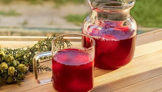 Krmz erik kompostosu<p>  Yaz boyunca farkl trlerini kolayca bulabileceiniz bu lezzetli meyve, uygun ekilde ilendikten sonra esiz bir iecee dnebilir. ok eskilerden beri hemen herkesin sofralarnda yer verdii kompostolar, vine, eftali, zm ve kays gibi farkl yaz meyvelerinden de yaplabilecei gibi tm mevsim eriilebilen erik ile de harika sonu verecektir. Yapmanz gereken tek ey, iyice ykadnz krmz erikleri bol suyla birlikte tencereye koymak ve gz karar eker ve iki para da karanfil ekleyerek kaynatmak. Meyveler iyice yumuadnda altn kapatn ve souyunca da buzdolabna kaldrp, istediiniz zaman lezzetli bir serinletici olarak tketin.