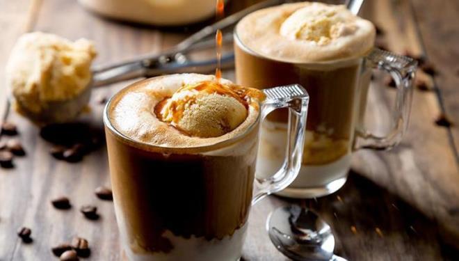 Dondurmal souk kahve<p>  Kahveyi ok seviyorum ama yaz scanda da fazla iemiyorum diyorsanz ite sizi bu yaz havalara uuracak zm: Dondurmal souk kahve. ki tatl ka granl kahveyi bir buuk su barda souk stn iinde iyice eritin. Servis bardana iki top vanilyal dondurma koyun ve hazrladnz karm dondurmalarn zerine ekleyin. zerini toz kakao ile de ssleyebileceiniz dondurmal kahveniz artk hazr!