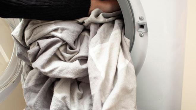 amar makinesine solmu veya karm renkli kyafetleri koyun. Tambura yarm su barda tuz ekleyin ve makineyi altrn. Tuz, renkleri canlandrmaya ve solmalar azaltmaya yardmc olabilir.