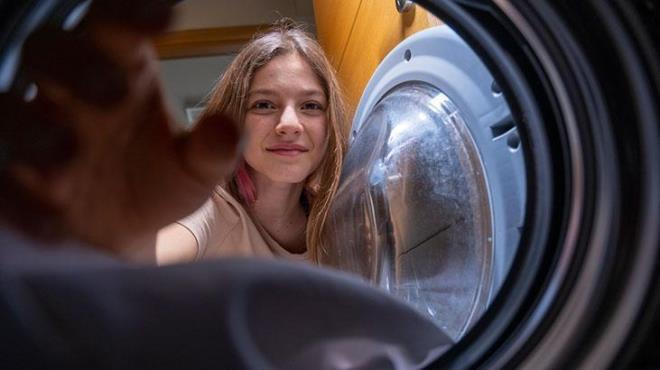 Tuz ie yaramadysa bir bardak beyaz sirkeyi yumuatc gzne koyun. Sirke, deterjann veya sert suyun neden olduu mineralleri paralayarak kyafetlerin daha parlak grnmesini salar.