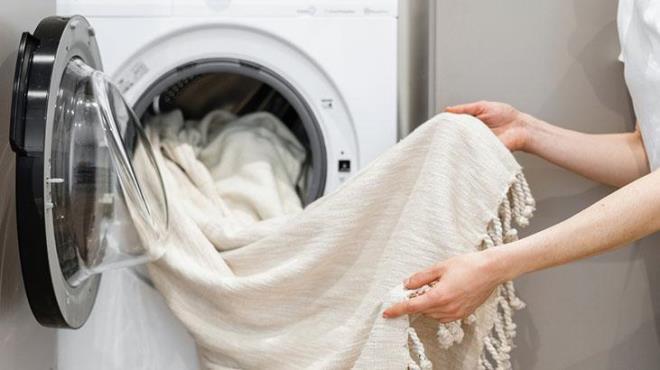 Eer renklerin karmas leke eklinde ise uygun bir leke karcy eski haline dndrmek istediiniz blgeye uygulayn. Leke karcnn zerindeki talimatlar dikkatlice takip edin.  <br>    Dier yntemler ie yaramazsa, kuru temizleme svsn kullanmay dnebilirsiniz.