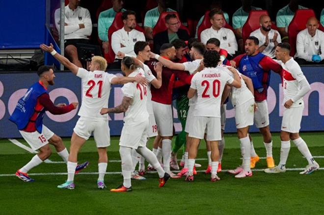 Milliler sahadan 2-1 galip ayrlarak adn eyrek finale yazdrd.