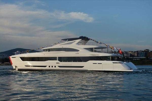 Yat 10 kiilik misafir kapasitesi ve 8 kiilik mrettebat ile denizde maksimum 14.5 deniz mili hza sahip.